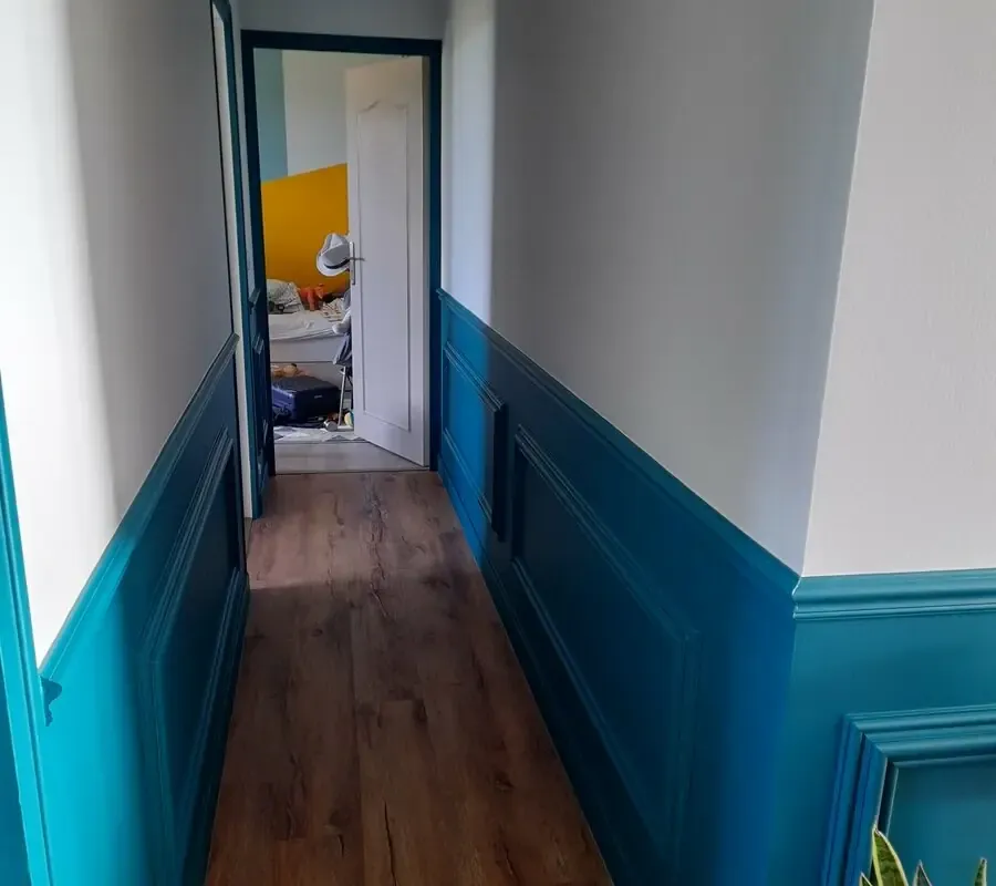 couloir d'une maison repeint en bleu et blanc