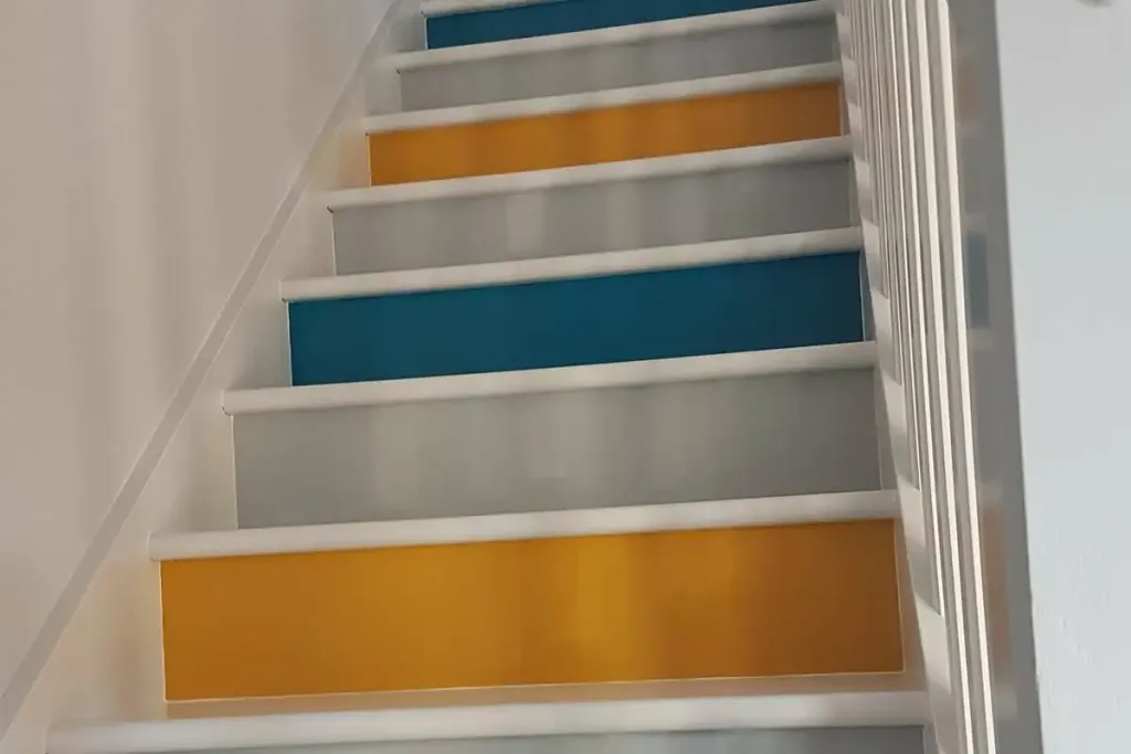 escalier repeint en blanc bleu et jaune