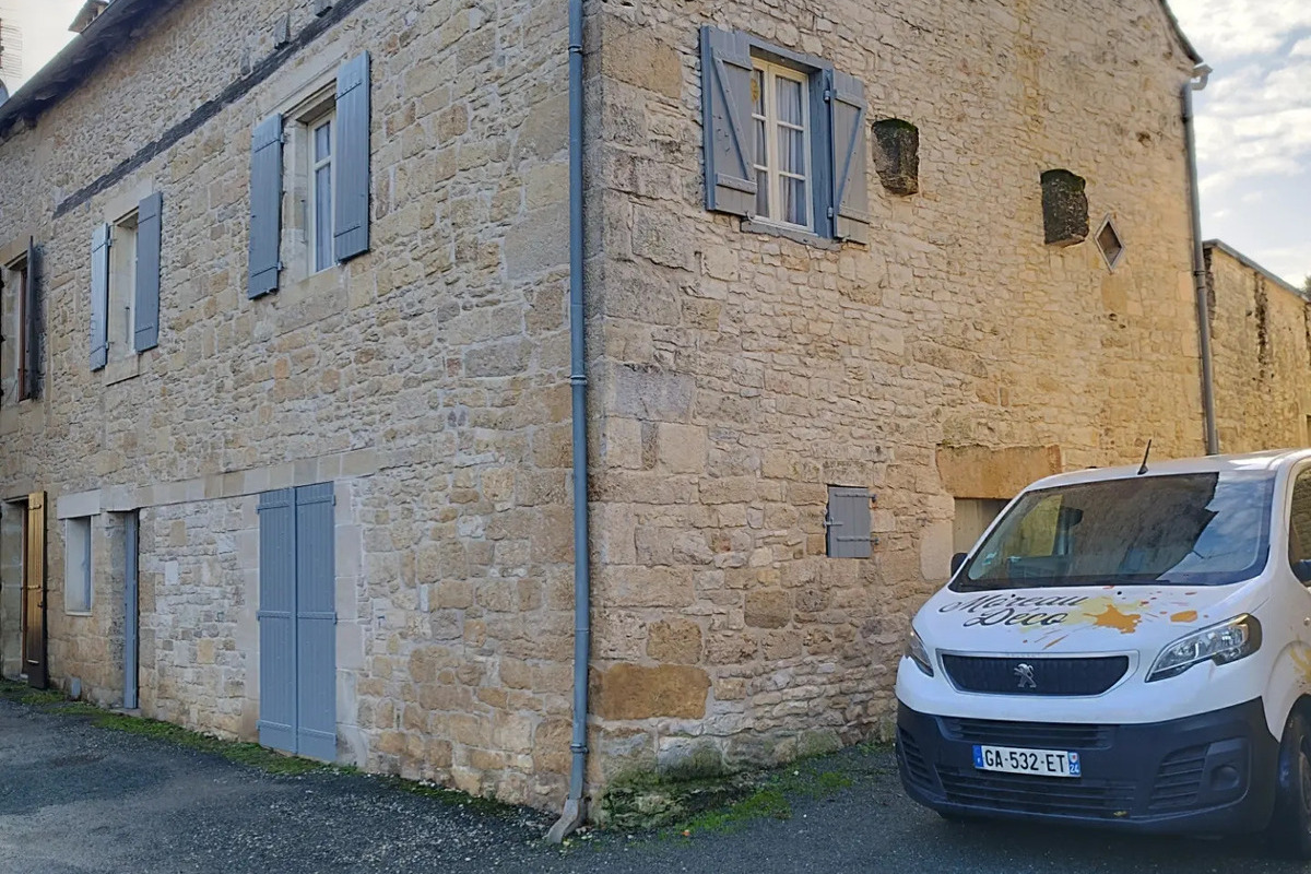 façade extérieure d'un vieux gîte avec volets repeints en bleu